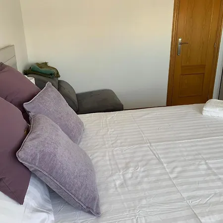 1 בית הארחה *